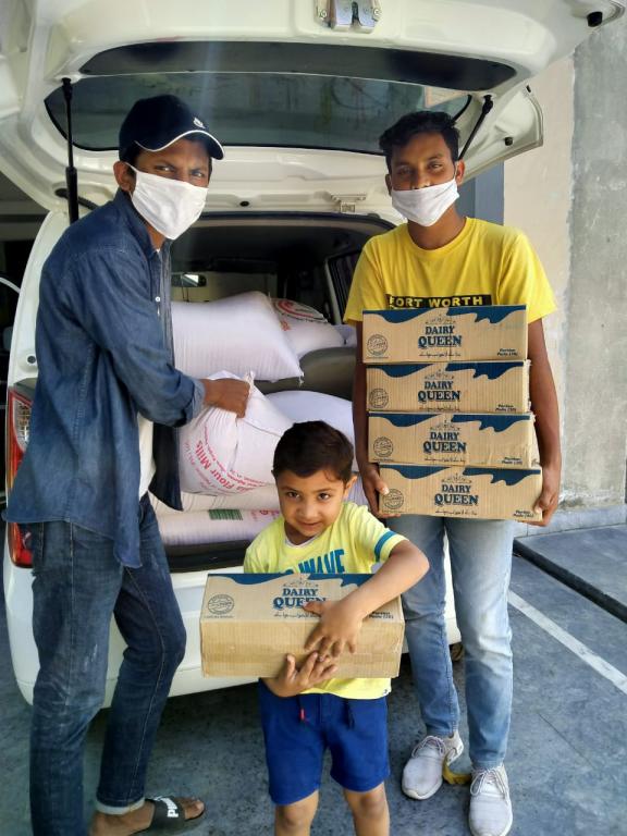 Les mascaretes (autoconfeccionades) de Sant'Egidio i subministraments d'aliments arriben als més pobres del Pakistan